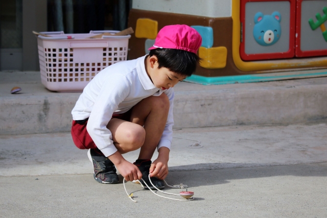 china child urinate outside 